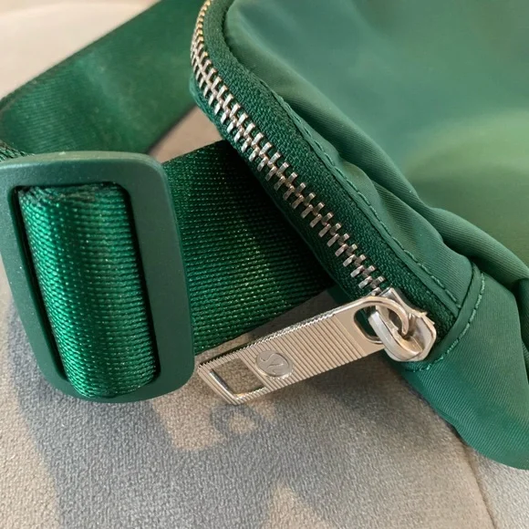 Lululemon Everywhere Belt Bag Everglade Green OG Original - Picture 3 of 11